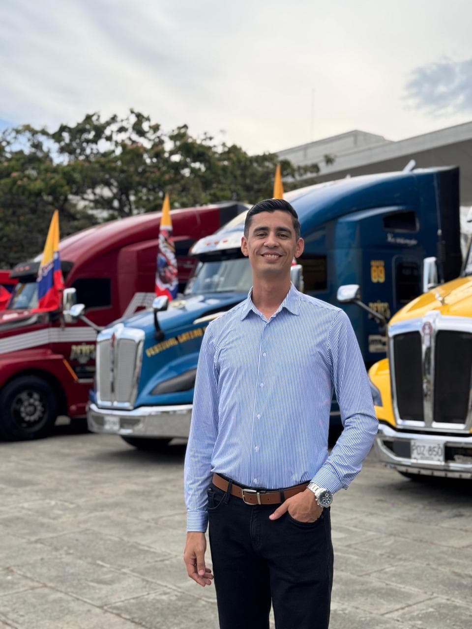 Jhonna Galeano junto a camiones de carga, en un entorno de supply chain